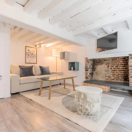 Atypical Triplex Near Grand Place With Terrace ليل